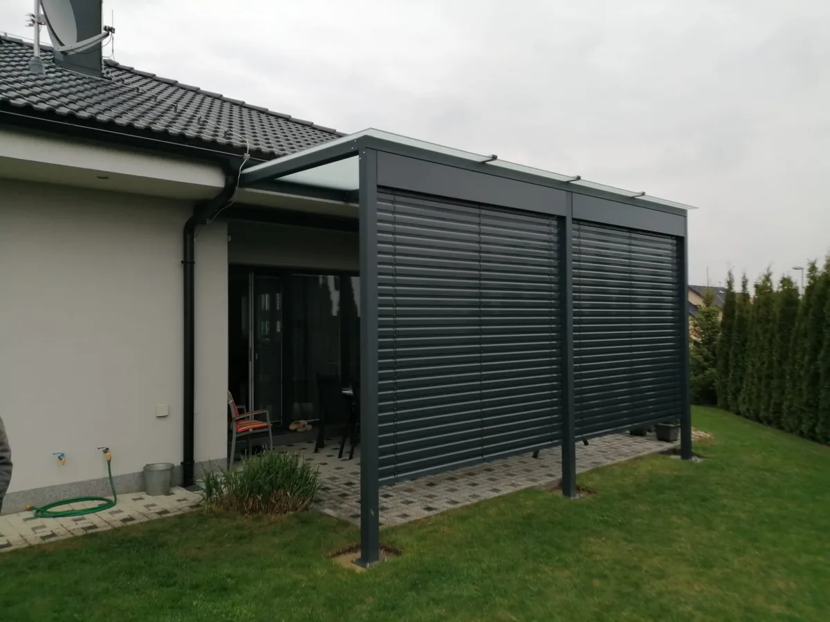 Pergola skleněná u domu se screen roletami