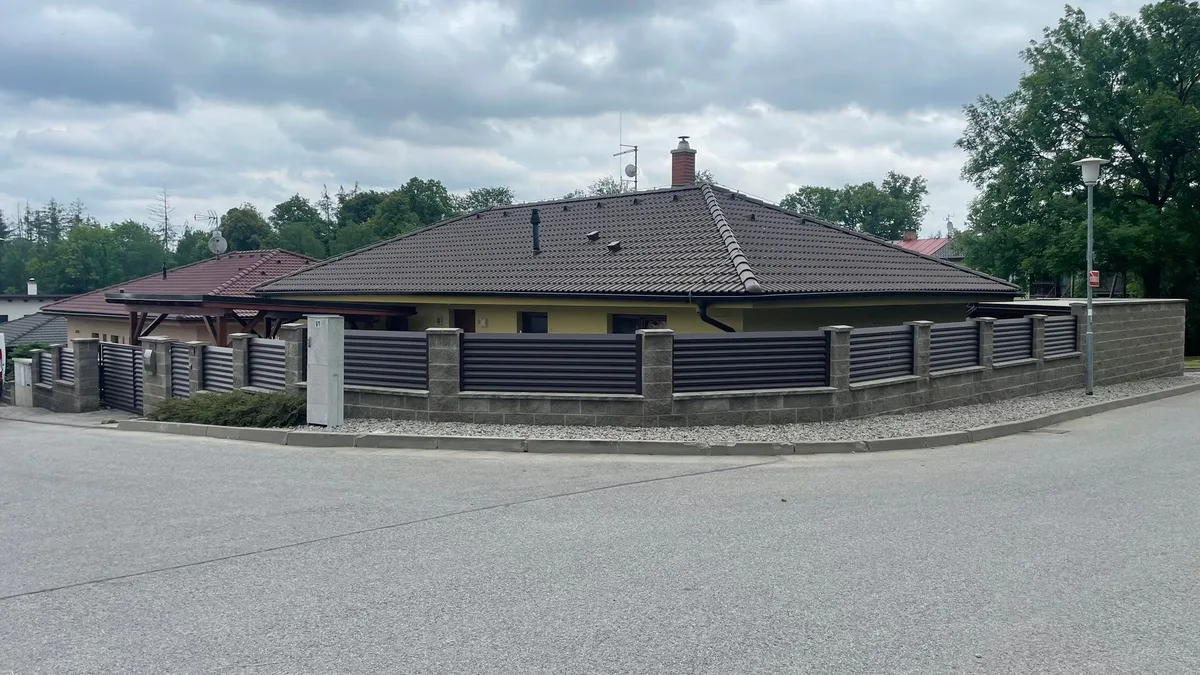 Lamelový hliníkový plot — rohový dům